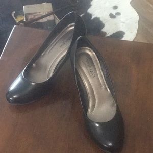 Black pumps